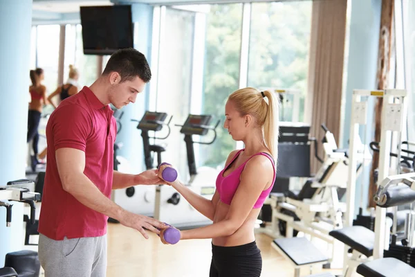 Jonge, sportieve vrouw met trainer oefening gewichten tillen — Stockfoto