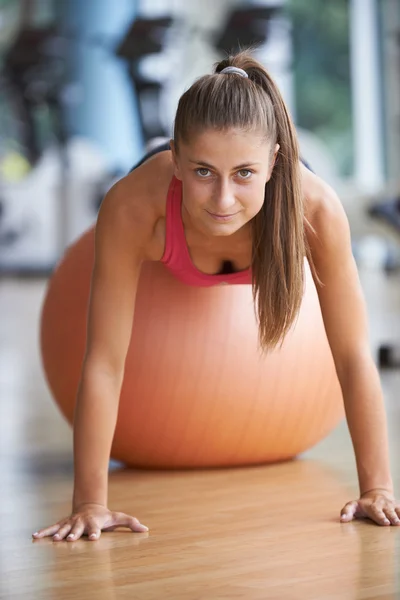 Pilates Frau im Fitnessstudio — Stockfoto