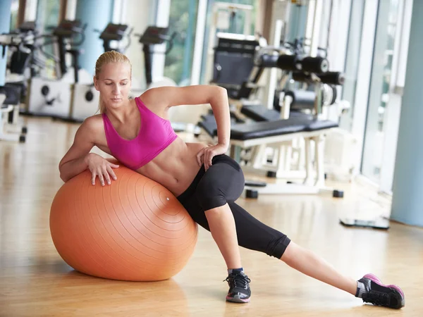 Pilates žena v tělocvičně — Stock fotografie