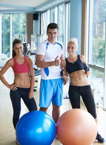 Grupo de pessoas em academia de fitness — Fotografia de Stock