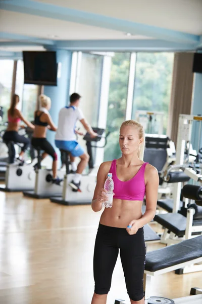 Mujer en gimnasio de fitness agua potable —  Fotos de Stock