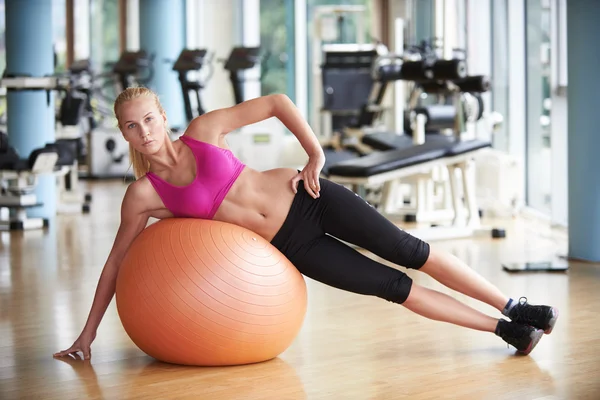 Pilates žena v tělocvičně — Stock fotografie