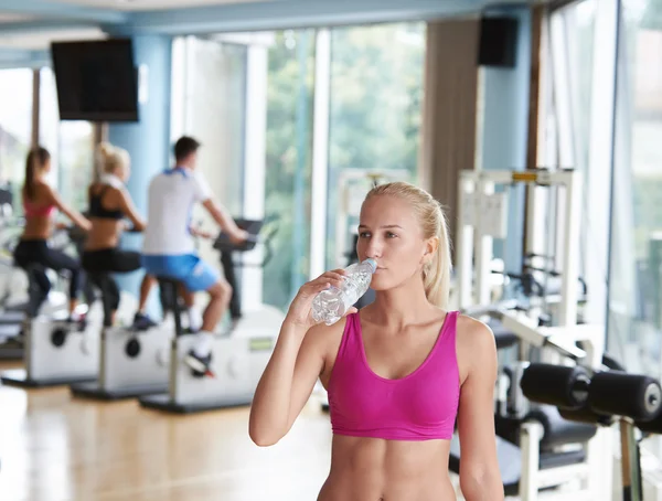Mujer en fitness gimnasio beber agua —  Fotos de Stock