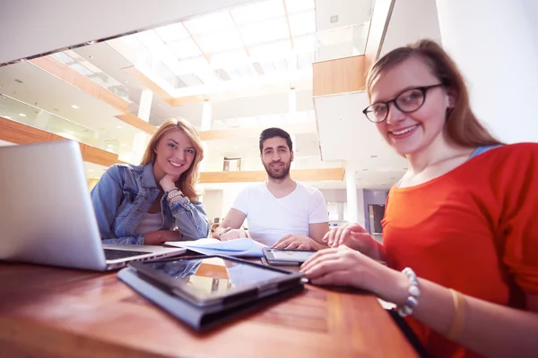 Studentengruppe arbeitet gemeinsam an Schulprojekt — Stockfoto