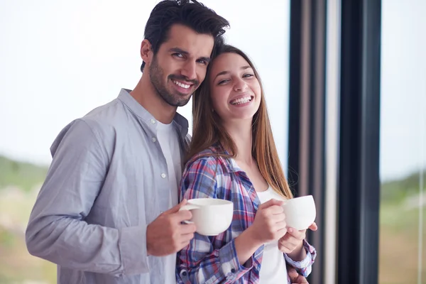 Entspanntes junges Paar trinkt ersten Morgenkaffee — Stockfoto