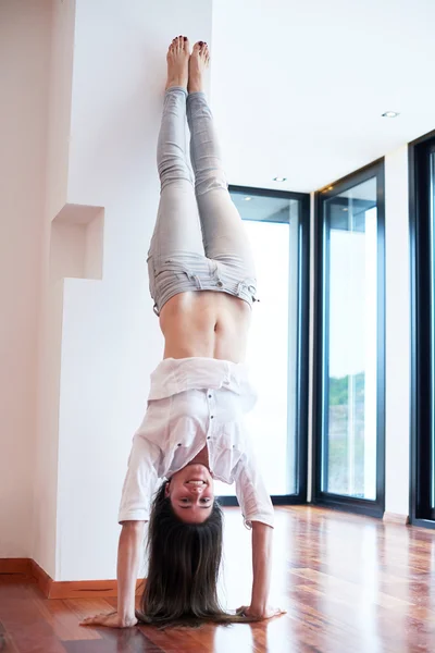 Mujer feliz en casa —  Fotos de Stock