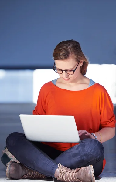 Studente ragazza con computer portatile — Foto Stock