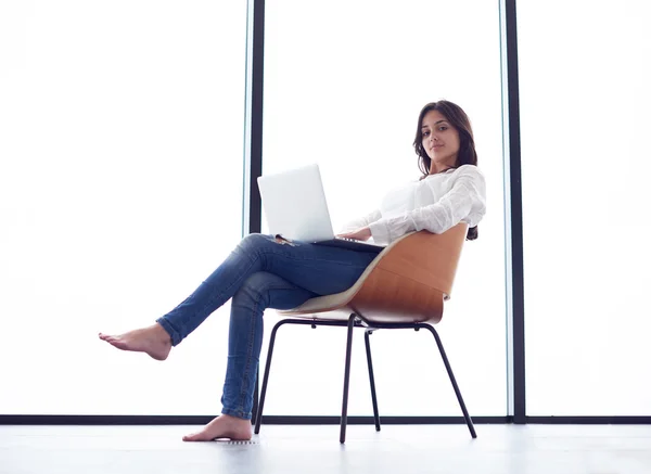 Woman at home working on laptop computer — Stock Photo, Image