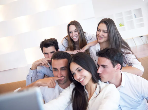 Groep vrienden nemen selfie — Stockfoto