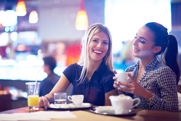 Mädchen bei einer Tasse Kaffee im Restaurant — Stockfoto