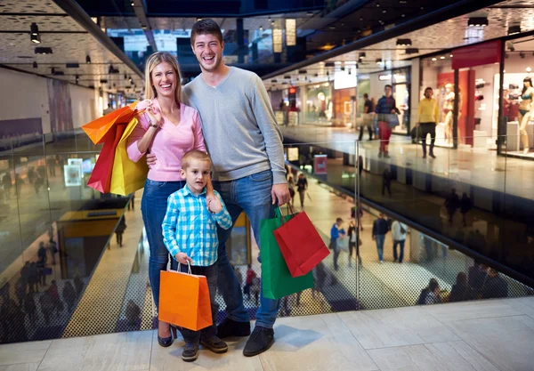 Jovem família com sacos de compras — Fotografia de Stock