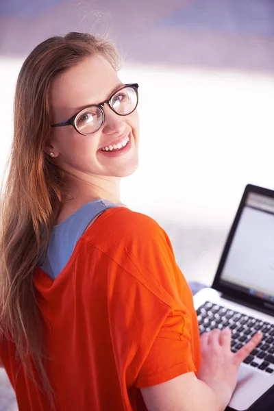 Студентська дівчина з ноутбуком — стокове фото