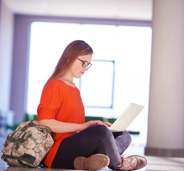 Menina estudante com computador portátil — Fotografia de Stock