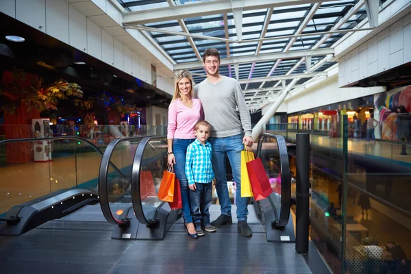 Familie in Einkaufszentrum — Stockfoto