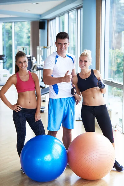 Grupo de pessoas em academia de fitness — Fotografia de Stock