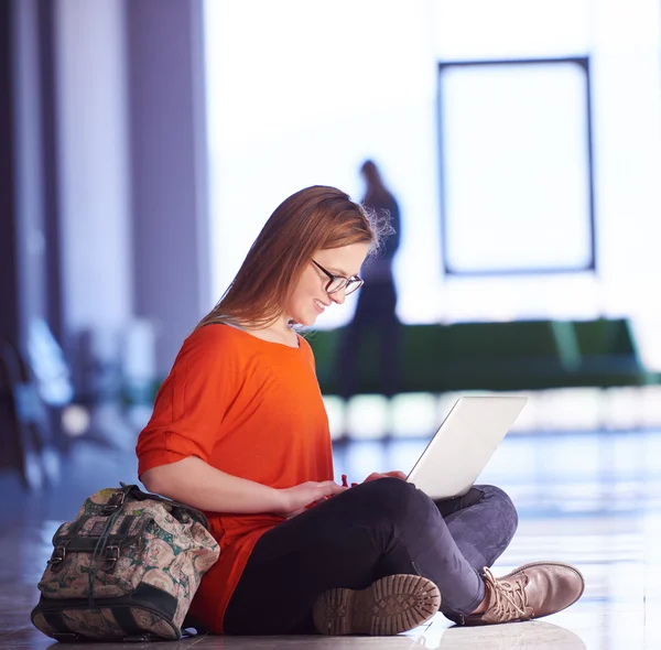 Студентка с ноутбуком — стоковое фото