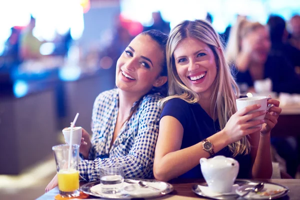 Meninas têm xícara de café no restaurante — Fotografia de Stock