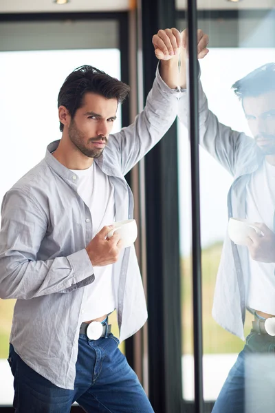 Mann trinkt ersten Morgenkaffee — Stockfoto