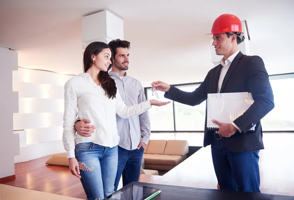 Couple achetant une nouvelle maison avec agent immobilier — Photo