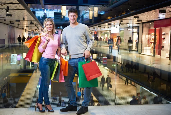 Young couple with shipping bags — Stock Photo, Image