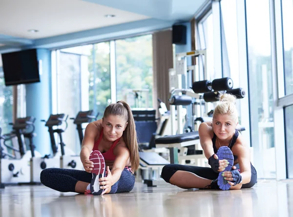 Frau arbeitet mit Personal Trainer — Stockfoto