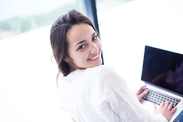 Woman at home working on laptop computer — Stock Photo, Image