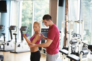 kadın eğitmen egzersiz ağırlık kaldırma