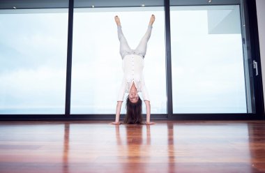 Evdeki mutlu kadın.