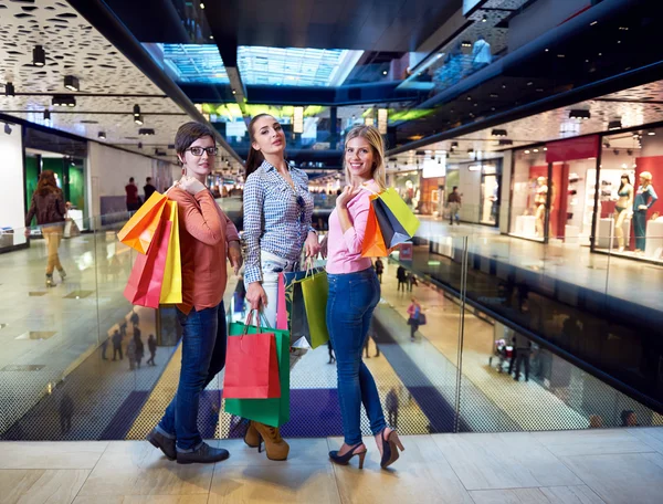 Jeunes filles heureuses dans le centre commercial — Photo