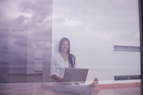 Vrouw thuis werken op laptopcomputer — Stockfoto