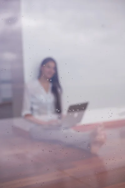 Mujer en casa trabajando en el ordenador portátil —  Fotos de Stock