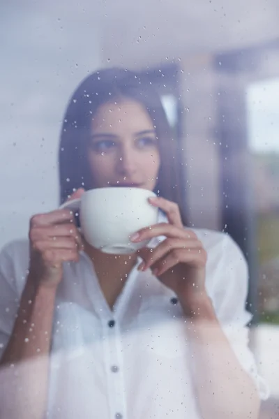 Молода жінка п'є першу ранкову каву — стокове фото