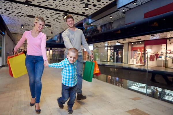 Giovane famiglia con shopping bags — Foto Stock