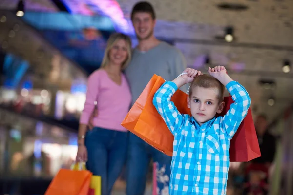 Familia joven con bolsas de compras — Foto de Stock