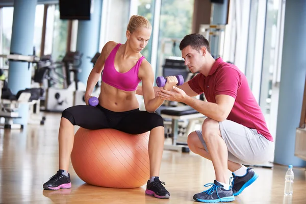 Mujer con entrenador ejercicios de levantamiento de pesas — Foto de Stock