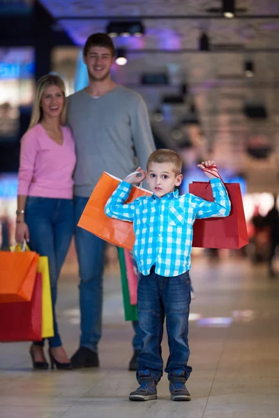 Jovem família com sacos de compras — Fotografia de Stock