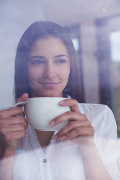 Jonge vrouw drinken eerste's ochtends koffie — Stockfoto