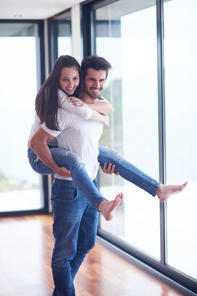 Romantisch paar het hebben van plezier thuis — Stockfoto