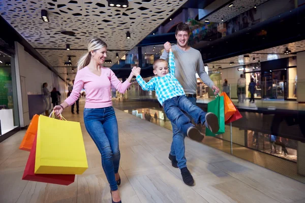 Familia joven con bolsas de compras — Foto de Stock