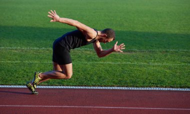 Atletik adam başlangıç yolda