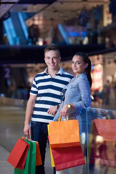 Pareja joven con bolsas de envío — Foto de Stock