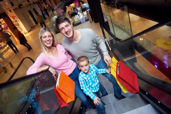 Familie in Einkaufszentrum — Stockfoto