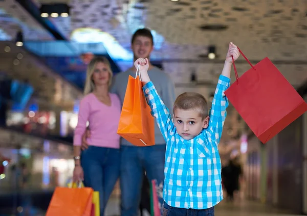 Mladá rodina s nákupní tašky — Stock fotografie