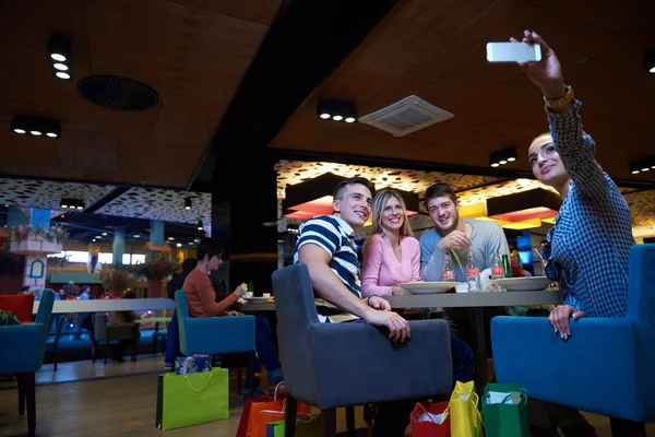 Amigos tienen escapada de lanch en centro comercial — Foto de Stock