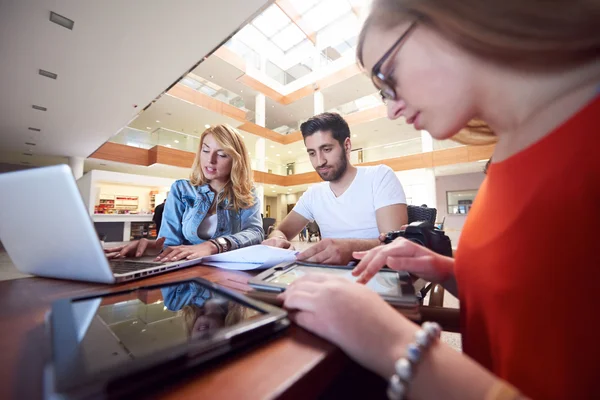 Studenten groep werken aan schoolproject samen — Stockfoto