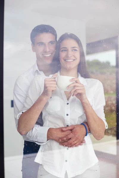 Relaxante jovem casal beber primeiro café da manhã — Fotografia de Stock