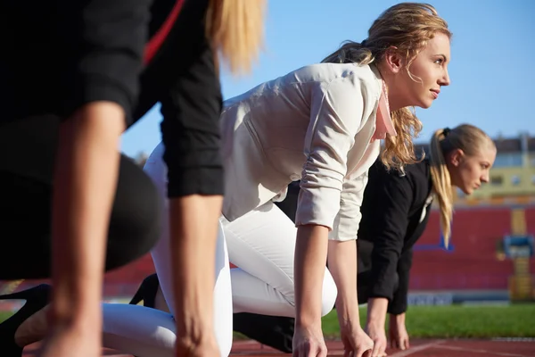 Business women ready to sprint — Stock Photo, Image