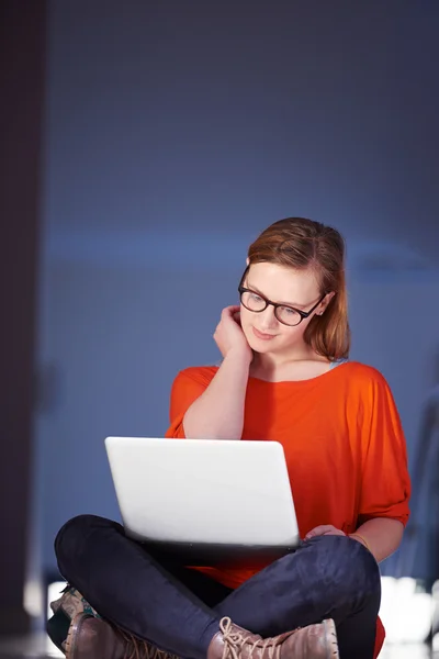 Student tjej med bärbar dator — Stockfoto