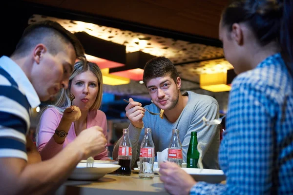 Amigos têm lanch break no shopping — Fotografia de Stock