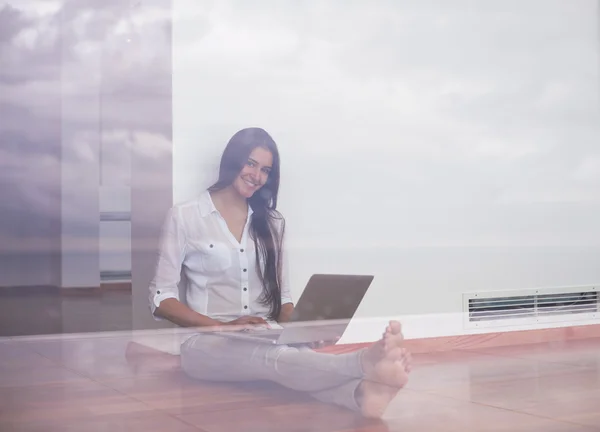 Woman at home working on laptop computer — Stock Photo, Image